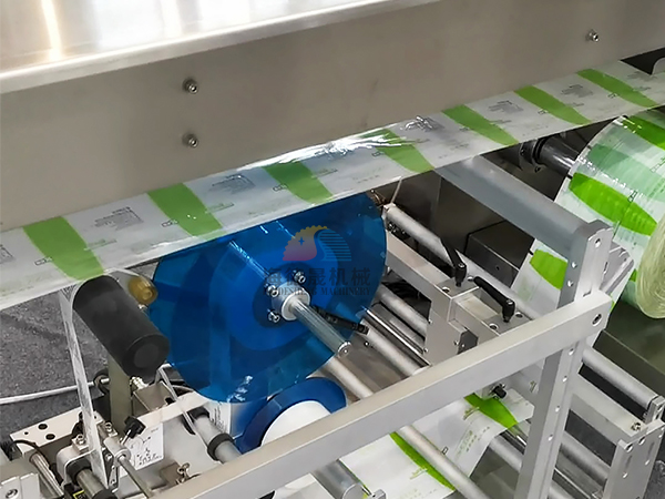 操作简单稳定,整机由plc控制,机器很漂亮,适应多种湿巾类型